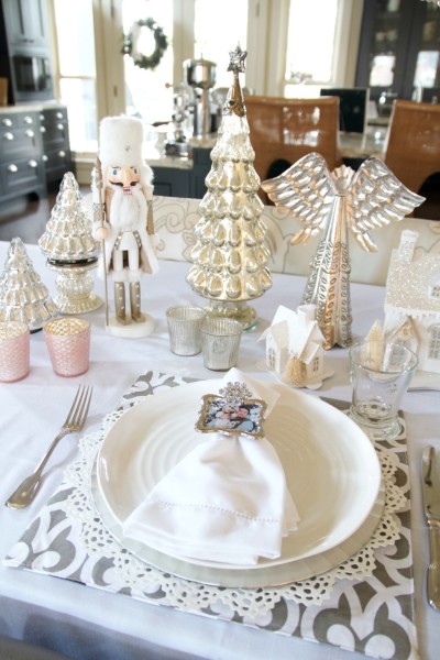 Easy White Christmas Tablescape » Just a Smidgen